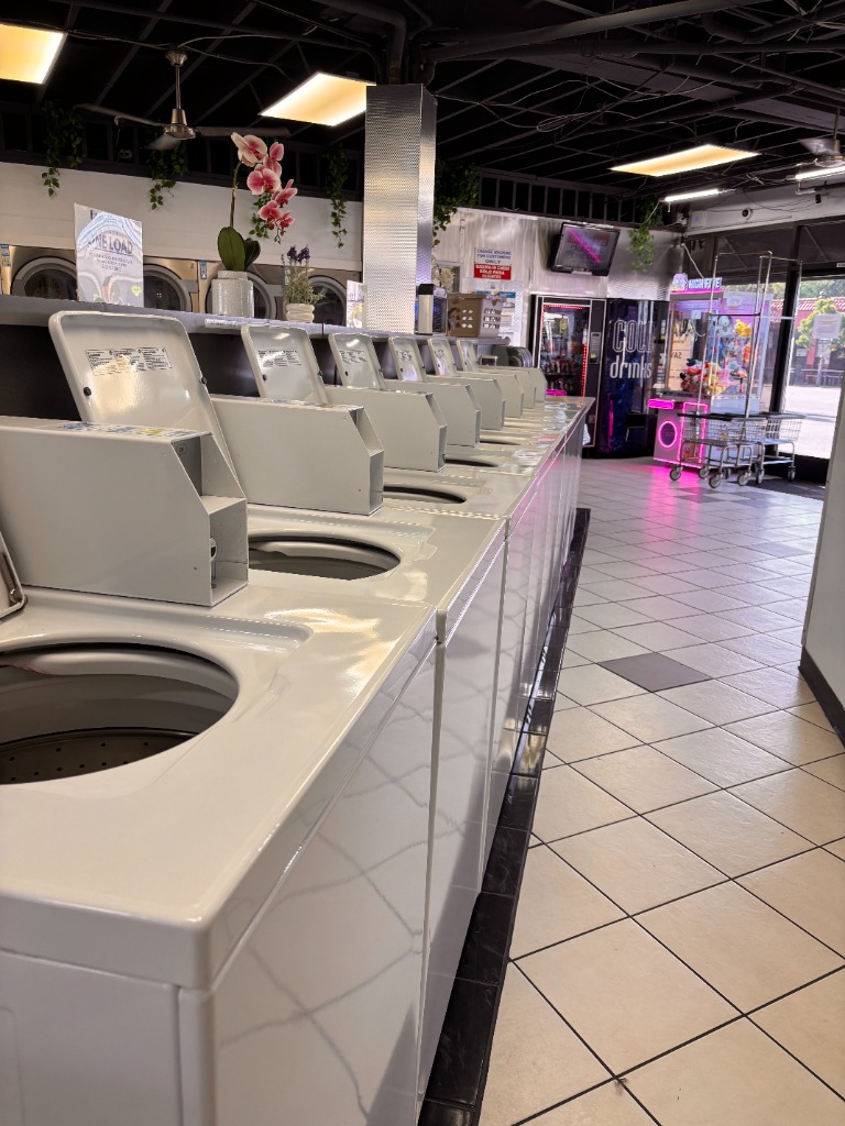 Easy Breezy San Diego - Washer row and vending