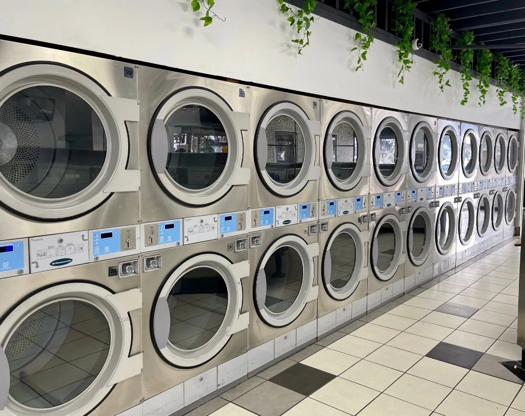 Easy Breezy Laundromat San Diego - High-capacity machines and friendly atmosphere